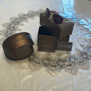 Ladies Gucci sunglasses very well-kept brown bronze in color. No scratches